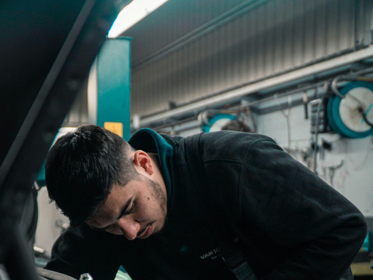 Mechaniker prüft einen defekten Fahrzeugmotor in der Werkstatt