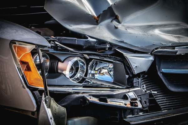Unfallwagen mit Frontschaden